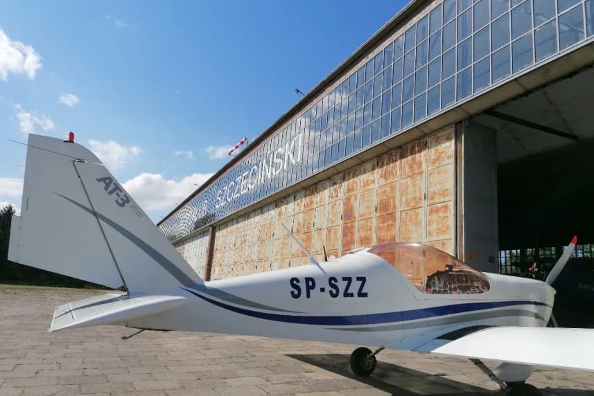 Nowe wrota do hangaru Szczecińskiego Aeroklubu