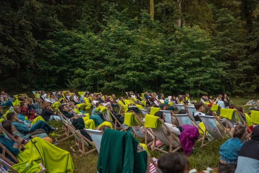 Plenerowa sala kinowa w pobliżu Stawu Brodowskiego