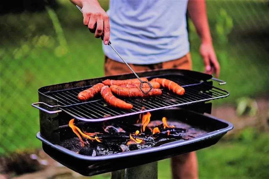 Gdzie w Szczecinie można rozpalić ognisko i upiec kiełbaski na grillu Gdzie w Szczecinie można rozpalić ognisko i upiec kiełbaski na grillu? W Szczecinie znajdziemy blisko 20 polan rekreacyjnych, na których możemy wypoczywać, rozpalić ognisko czy upiec kiełbaski na grillu.