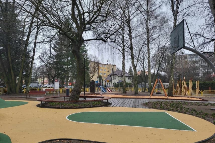 Nowy plac zabaw gotowy Teren placu pokrywa ekologiczna nawierzchnia