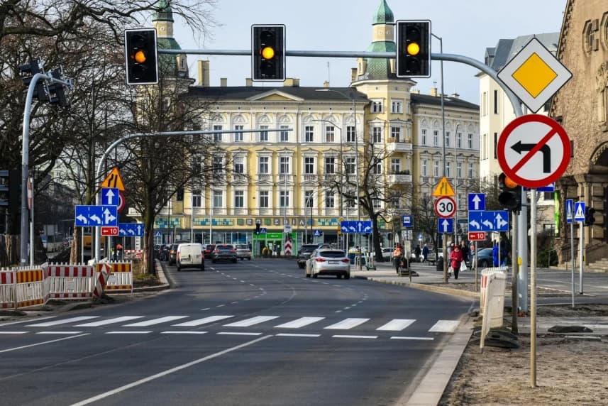 Nowa sygnalizacja na Placu Zwycięstwa Od piątku 2 lutego zmieni się organizacja ruchu na Placu Zwycięstwa. Uruchomione zostaną kolejne sygnalizatory.