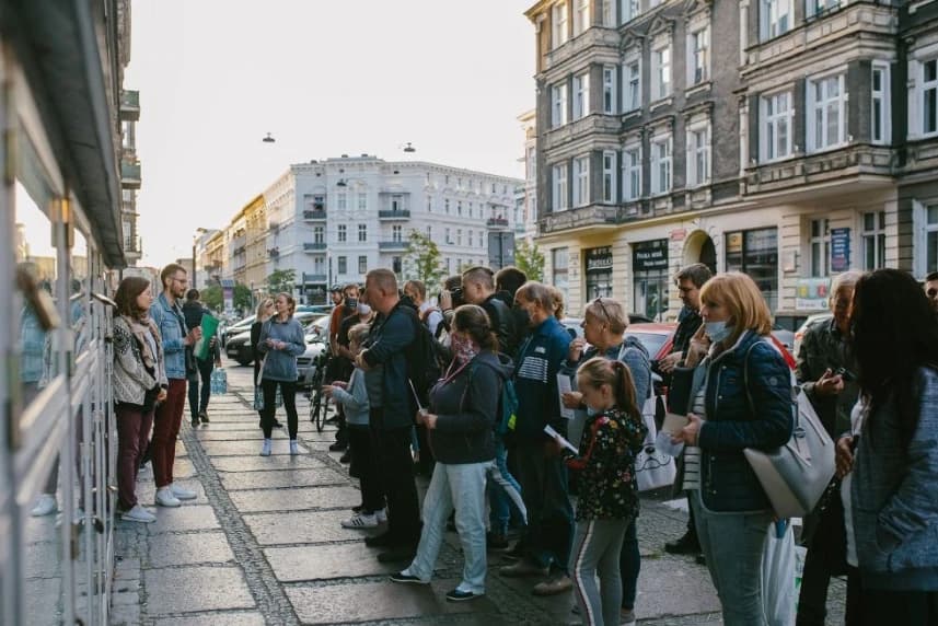 Koniec betonowych kloców, czyli zmiana wystawy w ŚRODKU i spacer jako finisaż Już wkrótce witryna ŚRODKA przywita nową ekspozycję i z tej okazji organizatorzy zapraszają na finisaż