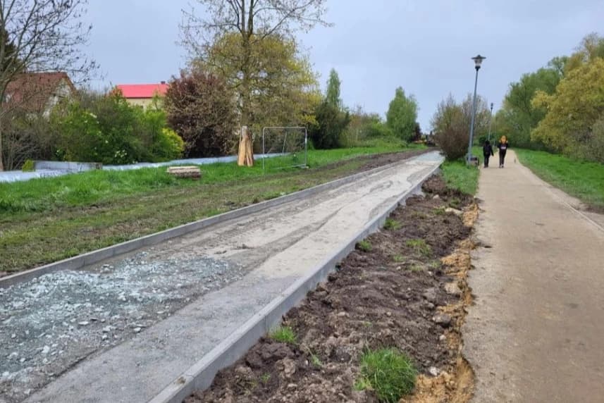 Przy Jeziorku Słonecznym powstaje nowa ścieżka rowerowa Co tu powstaje? Asfaltowa ścieżka rowerowa o długości ok.  650 m, biegnąca wzdłuż brzegu jeziorka od strony ul. Krętej i Szeligowskiego.