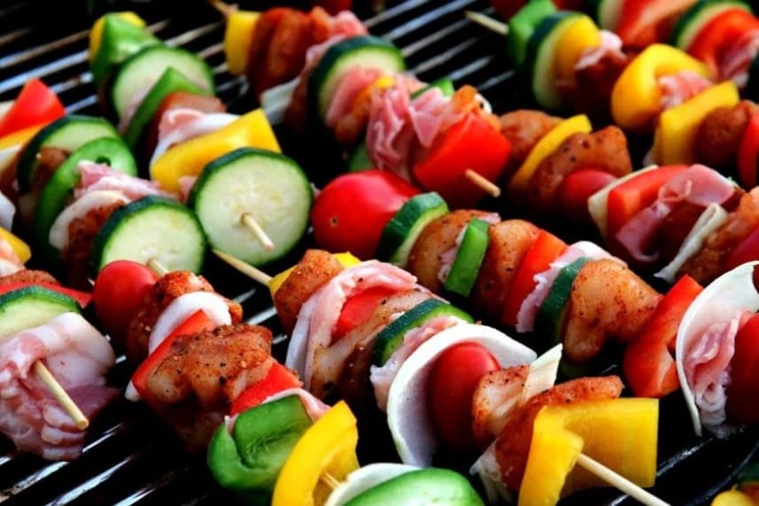 Majówkowe vademecum. Czy można rozpalić grilla na balkonie? Teoretycznie grillujący w Polsce cieszyć się mogą dużą swobodą. Ogólnopolskie prawo nie zabrania go nawet na balkonach czy tarasach.