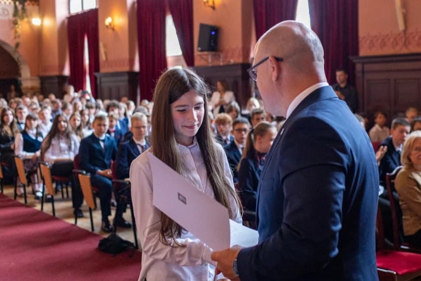 Nagrody dla najlepszych uczniów Nagrody Prezydenta Miasta za wyniki osiągnięte w roku szkolnym 2023/24.
