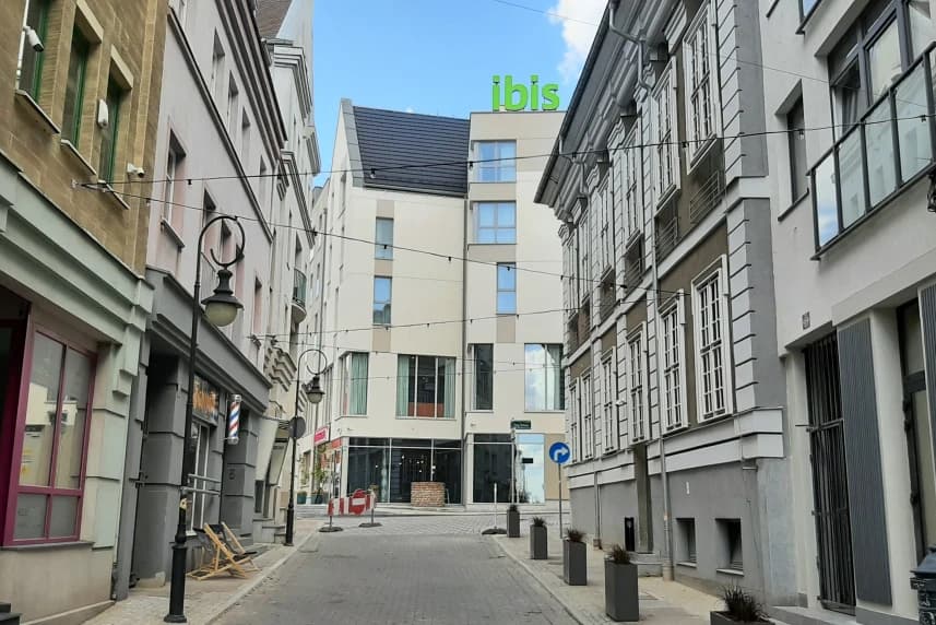 Oryginalne płyty chodnikowe a nad nimi świetlista girlanda Oryginalne płyty chodnikowe a nad nimi świetlista girlanda