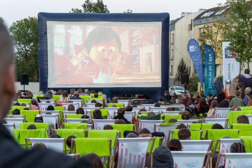 Kino na Leżakach na Osiedlu Majowym Kino na Leżakach na Osiedlu Majowym