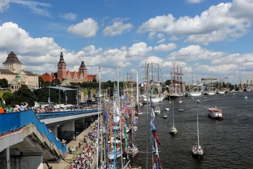 Високі кораблі для всіх і кожного На перегонах високих кораблів єдині бар'єри - це ті, що забезпечують безпеку! Всі інші перешкоди усуваються шляхом надання допомоги людям з обмеженими можливостями у пересуванні територією заходу.