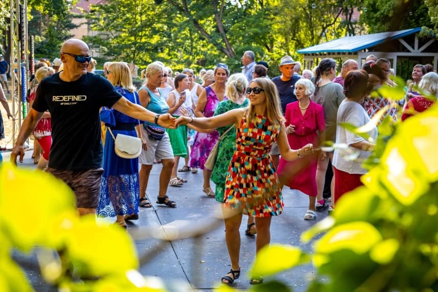 Różany Ogród Sztuki. 17. edycja. Program na sierpień i wrzesień Różany Ogród Sztuki. 17. edycja. Program na sierpień i wrzesień