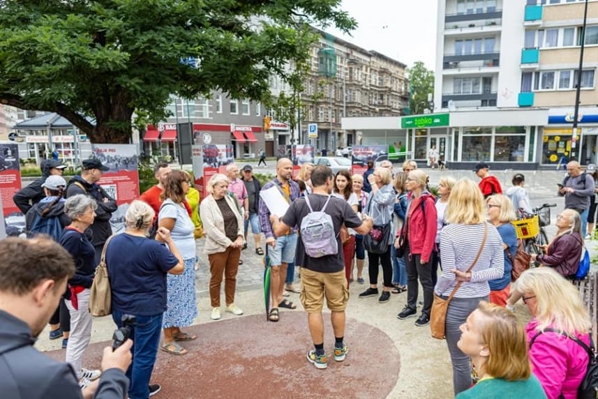 Lato na Alei: Potańcówka, silent disco i spacer z przewodnikiem Lato na Alei: Potańcówka, silent disco i spacer z przewodnikiem
