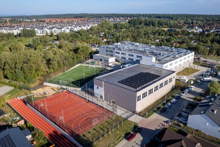 Wystartował nowy rok szkolny Od września br. blisko 800 najmłodszych mieszkańców Warszewa rozpocznie swoją przygodę z nauką w Szkole Podstawowej nr 7 im. Heleny Raszki w nowym budynku mieszczącym się przy ul. Czesława Miłosza 3.