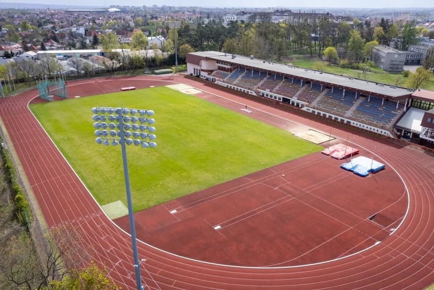 Aktywni z MOSRiR. Na halę, boisko i stadion za darmo Po sukcesie wakacyjnej akcji skierowanej do osób indywidualnych Miejski Ośrodek Sportu, Rekreacji i Rehabilitacji wraca z ofertą spędzania wolnego czasu na swoich obiektach.