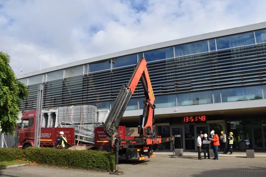 Rusza naprawa dachu Floating Areny Rusza naprawa dachu Floating Areny