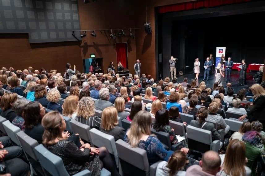 Najlepsi nauczyciele wyróżnieni 260 nauczycieli i dyrektorów ze szczecińskich placówek oświatowych zostało uhonorowanych Nagrodami Prezydenta Miasta Szczecina z okazji Dnia Edukacji Narodowej.