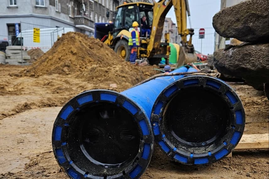 Prace wodociągowe na ulicy Jagiełły ZWiK kończy przebudowę dwóch wodociągów o średnicy DN100 mm i długości ok. 60 m każdy.