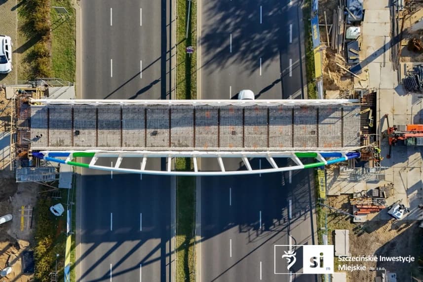 Nocne prace przy kładce na Struga Kładka będzie miała długość wynoszącą ponad 35 metrów i szerokość użytkową wynoszącą 4 metry.