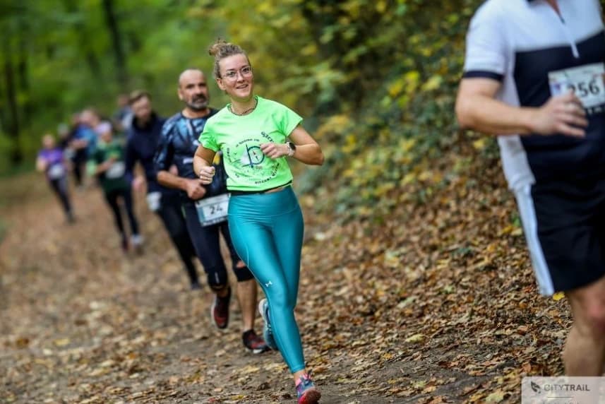 CITY TRAIL w niedzielę pobiegnie w Szczecinie Trasy zawodów są niezmienne - biegacze sprawdzają się na tych samych, 5-kilometrowych pętlach, co pozwala im porównywać czasy.