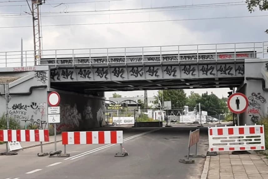 Przejazd pod wiaduktem Kolumba - Dąbrowskiego nieczynny Przejazd pod wiaduktem Kolumba - Dąbrowskiego nieczynny