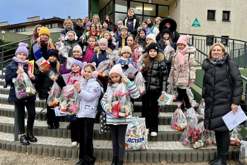 Podaruj czas. Świąteczne wsparcie dla seniorów Pracownicy Miejskiego Ośrodka Pomocy Rodzinie wraz z uczniami Szkoły Podstawowej nr 74 odwiedzili 50 seniorów mieszkających na Prawobrzeżu.