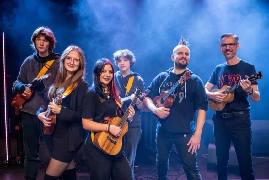 Będą muzykować w Śródmieściu! W roli głównej – świąteczne ukulele UkuBanditos, czyli szczecińska grupa muzyczna pod przewodnictwem Bartka Orłowskiego.