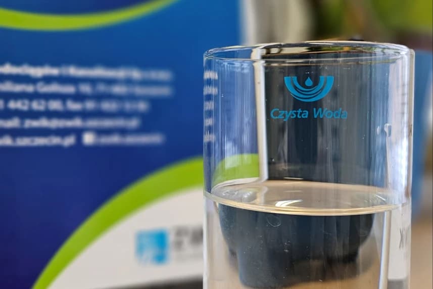 Jeśli dzisiaj zapomnicie o wodzie, jutro będziecie jej potrzebować! Ministerstwo Zdrowia rekomenduje wypijanie od 1,5 do 2 litrów wody – w zależności od płci, temperatury otoczenia i aktywności fizycznej.