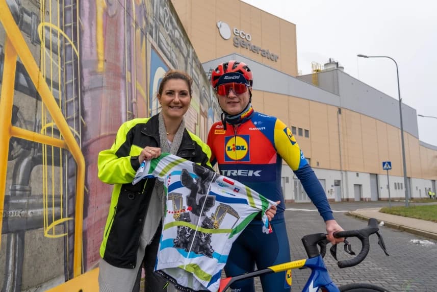 Lider pucharu świata i EcoGenerator razem dla WOŚP! WOŚP 2025. Wylicytuj rowerową wycieczkę ze zdobywcą pucharu świata federacji World Ultra Cycling Association – Markiem Rupińskim, jego koszulkę i zwiedzanie EcoGeneratora.