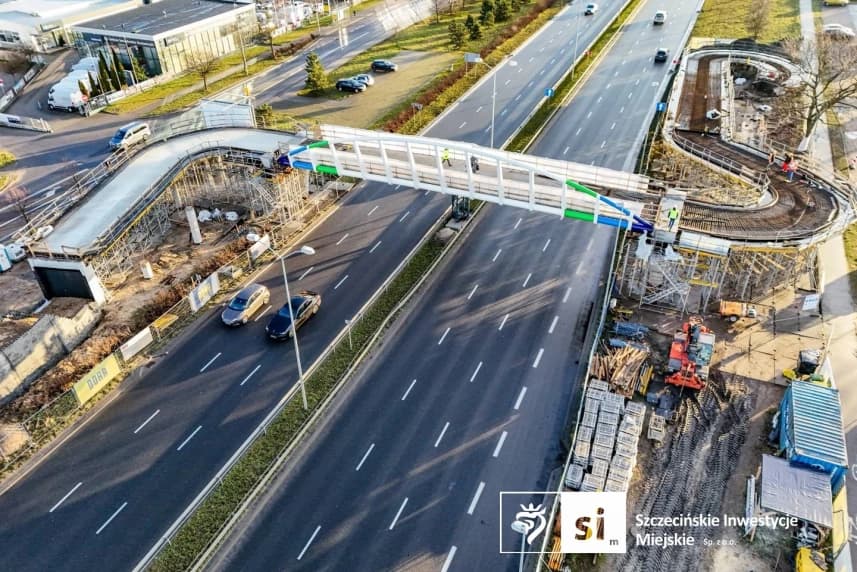 Konstrukcja nowej kładki góruje już nad ulicą Struga Kładka będzie miała długość wynoszącą ponad 35 metrów i szerokość użytkową wynoszącą 4 metry.