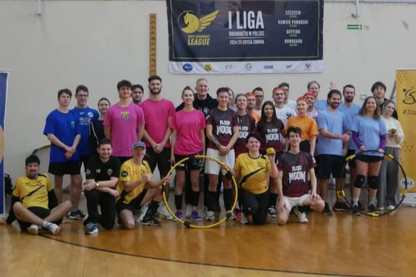Która z drużyn zwyciężyła w pierwszej edycji zimowej “Gryf Roundnet League”? Szkolna sala będąca na co dzień miejscem ćwiczeń uczniów i uczennic oraz różnego rodzaju uroczystości szkolnych i apeli - zmieniła się na jeden dzień w miejsce zmagań sportowych i ćwiczeń dla publiczności.
