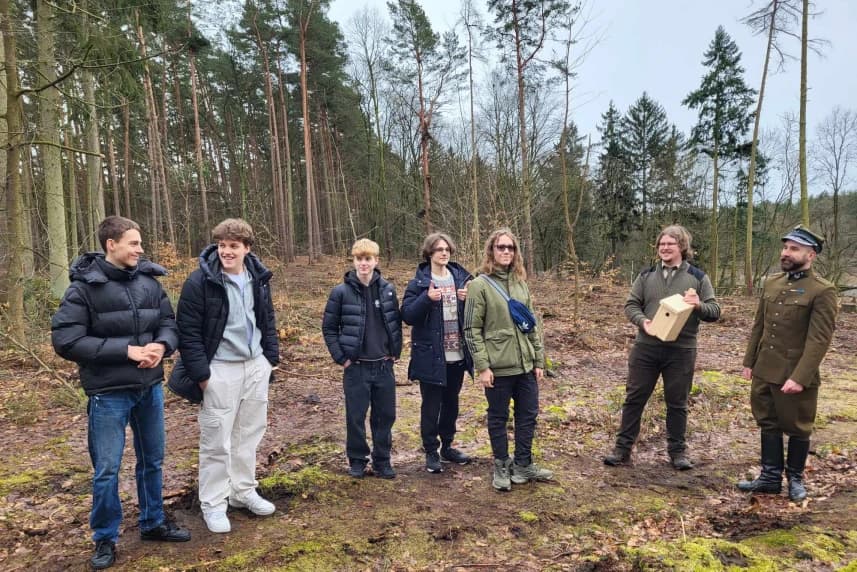 M dla ptaszora. Ptasie kwatery od licealistów Finalnie do rąk leśników miejskich trafiło 45 budek lęgowych przeznaczonych dla małych ptaków, np. wróbli czy sikorek.