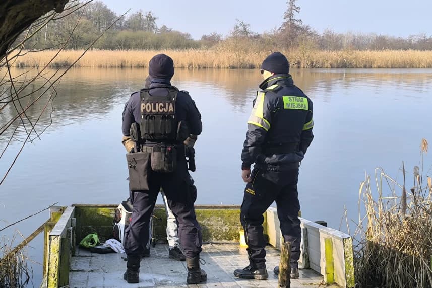 Patrol Wodny Straży Miejskiej w akcji Referat Wodny Straży Miejskiej Szczecin mimo zimowych warunków podejmuje interwencje, raz z wody, raz z lądu. Niejednokrotnie są to wspólne działania tzw.  patrolu mieszanego, w skład którego wchodzi policjant i strażnik miejski.