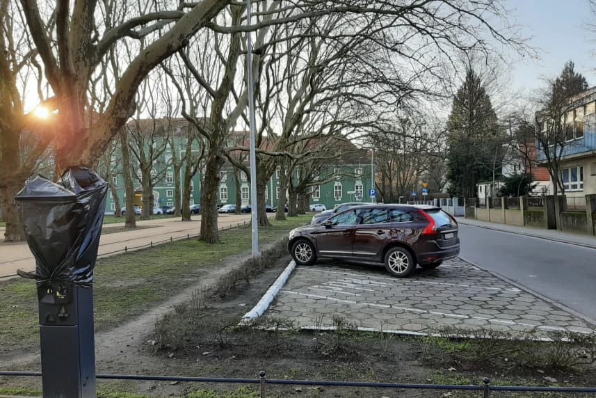 Parking PPN Ogińskiego przestał funkcjonować W poniedziałek rano tablice informacyjne PPN Ogińskiego zostały zdemontowane, parkomat zafoliowany, zamalowywane są napisy PPN na miejscach postojowych.