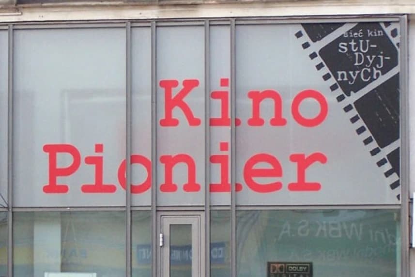 Autorskie Narracje w kinie Pionier 1907 7 marca oficjalnie w kinach studyjnych w Polsce rozpoczyna się ogólnopolska dystrybucja filmów z autorskimi narracjami. Do Szczecina i kina Pionier 1907, wydarzenie to zawita od 14 marca.