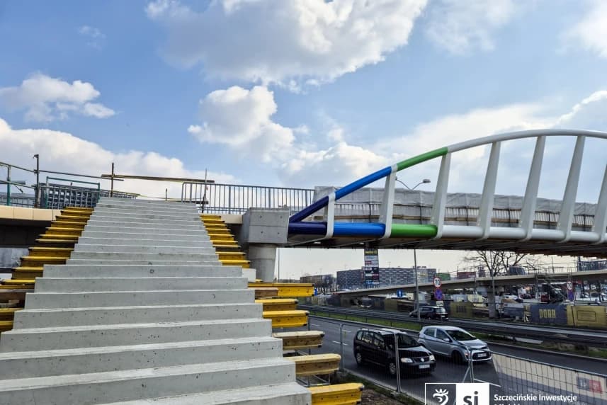 Budowa Kładki nad ulicą Struga. Uwaga na zmiany w organizacji ruchu Kładka będzie miała długość wynoszącą ponad 35 metrów i szerokość użytkową wynoszącą 4 metry.
