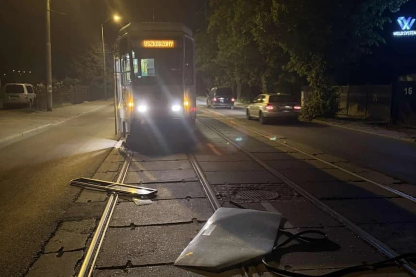 Szczecin: Niebezpieczny wybryk chuligański w tramwaju linii nr 6 Ważąca ok. 25 kg szyba spadła na jezdnię w trakcie jazdy tramwaju ulicą Światowida.