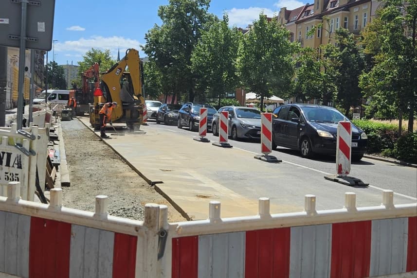 Przebudowa w śródmieściu. Pytania o wyłączenia wody dla gastronomii Przebudowa w śródmieściu. Aleja Jana Pawła II, wodociąg
