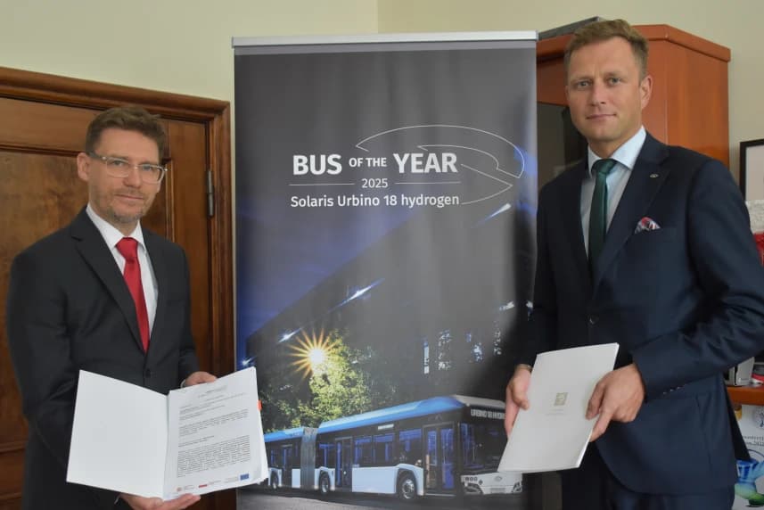 Solaris Bus & Coach wyprodukuje cztery kolejne autobusy elektryczne dla Szczecina Na zdjęciu: Michał Przepiera, zastępca prezydenta Szczecina i Romuald Witkowski, General Manager Solaris Poland