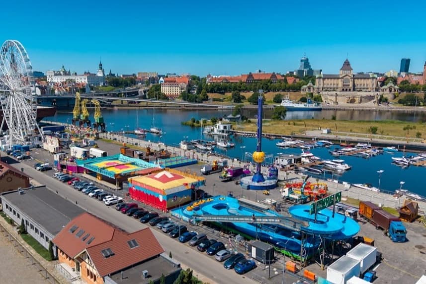 Łasztownia (Lastadieinsel). Der Holiday Park heißt Sie willkommen Łasztownia (Lastadieinsel). Der Holiday Park heißt Sie willkommen