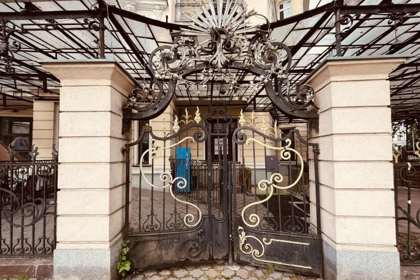 Zabytkowe ogrodzenie do remontu Zabytkowe ogrodzenie do remontu