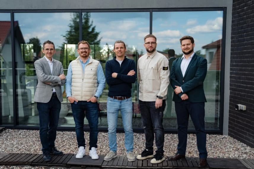Ponad 5 mln zł na rozwój szczecińskiego startupu Na zdjęciu od lewej: Maciej Zawadziński (fundusz Hard2beat), Robert Olejnik i Michał Gryczka (Defguard) oraz Konrad Trzyna i Maciej Frankowicz (fundusz Hard2beat).