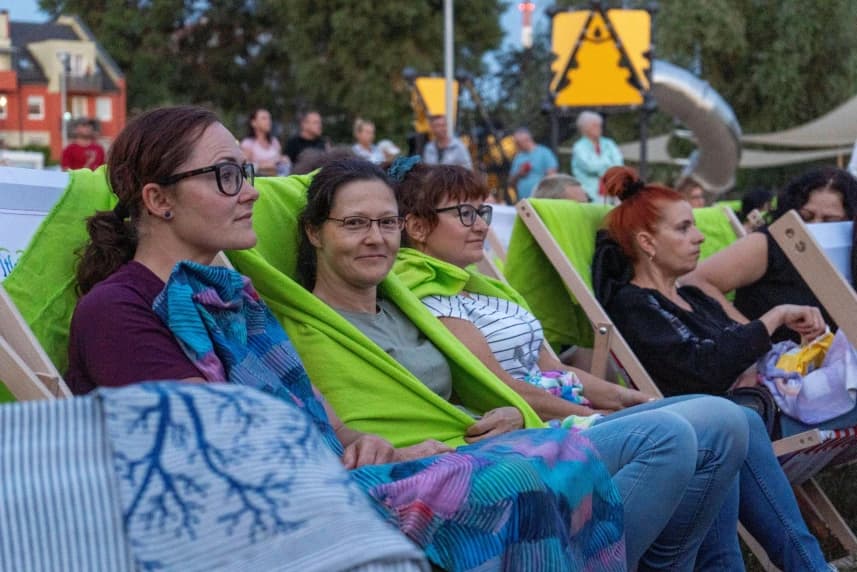Na terenie SP 42 zobaczymy jutro familijną opowieść o pasji i marzeniach grupa ludzi na leżakach oglądająca seans filmowy, kino na leżakach, wiadomości szczecin