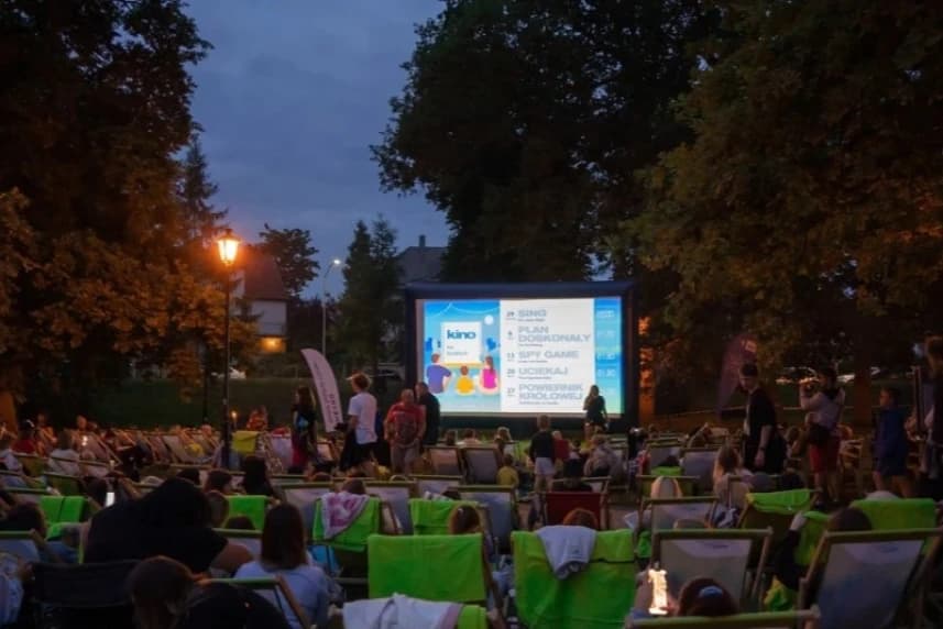 Kino plenerowe na Zawadzkiego. Robin Hood zawita do Parku Szachisty Nowa lokalizacja i wcześniejsza godzina, ale niezmiennie świetny repertuar i wyjątkowa atmosfera. Przed nami kolejny seans w ramach „Kina plenerowego na Zawadzkiego”.