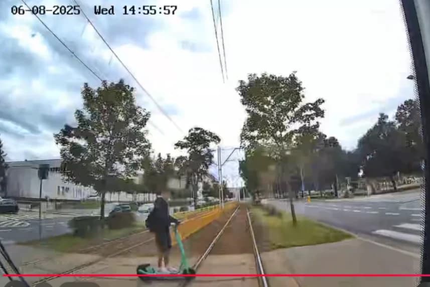 Wjechał na hulajnodze wprost pod tramwaj. Wideo ku przestrodze! Kadr z filmu