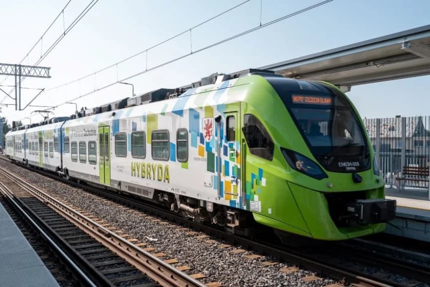Żagle 2025.  Dodatkowe pociągi dla mieszkańców Stargardu, Goleniowa i Gryfina Pociąg hybrydowy stojący na torach na stacji kolejowej.