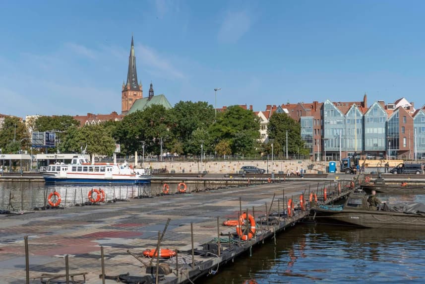 Żagle 2025. Budujemy most pontonowy Most pontonowy na Odrze w Szczecinie