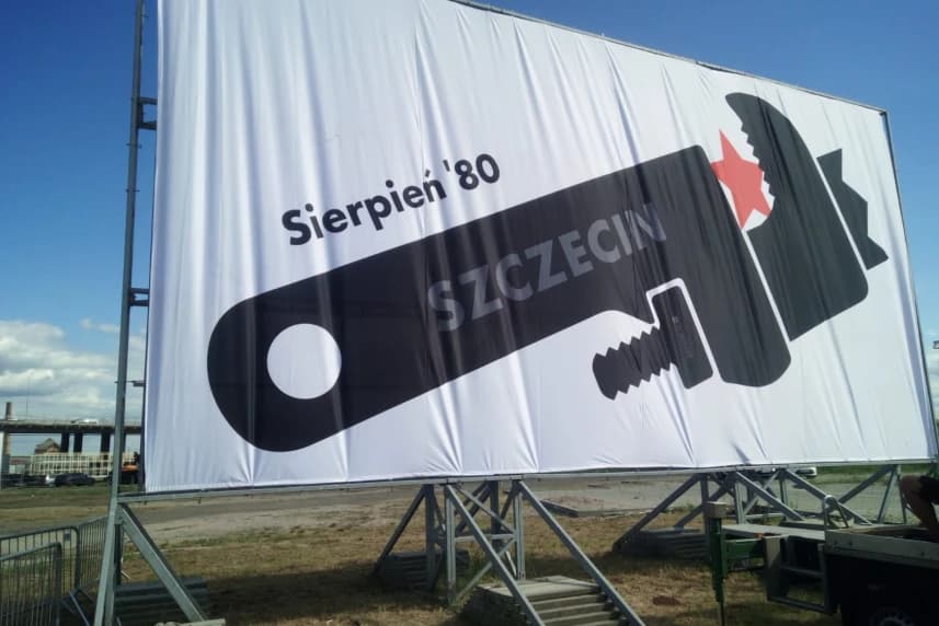 Szczeciński Sierpień ’80. Pierwsze porozumienie podpisano właśnie tutaj Plakat autorstwa prof. dr hab. Lexa Drewinskiego, światowej klasy plakacisty i Honorowego Ambasadora Szczecina.