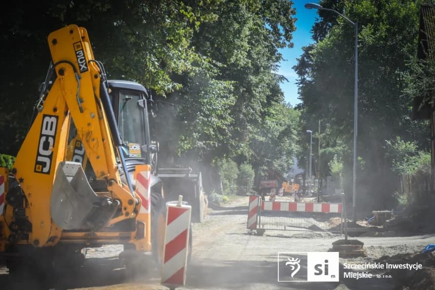 Krzemienna i Smocza: wieści z budowy #2 Na Krzemiennej kontynuowane jest kształtowanie przyszłej jezdni i chodników.
