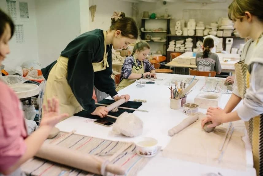 Ptaki Paula Robiena.  Spacer edukacyjny, warsztaty ceramiczne, wernisaż Warsztaty są bezpłatne - ale liczba miejsc jest ograniczona.