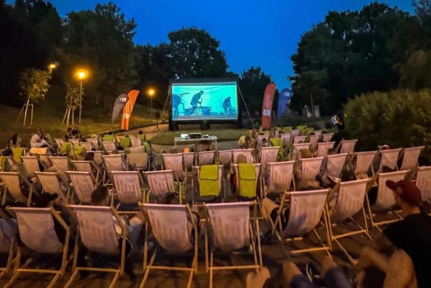 Kino plenerowe na Zawadzkiego. Kung Fu pod gwiazdami Tegoroczne wakacje nieubłagalnie dobiegają końca, a to oznacza, że przed nami jeszcze tylko dwa seanse w ramach „Kina plenerowego na Zawadzkiego”.