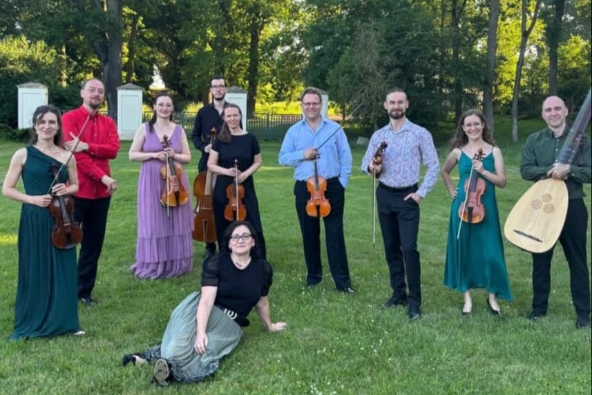 Festiwal Na gotyckim szlaku 2025. Wędrówka II Grupa muzyków w terenie parkowym