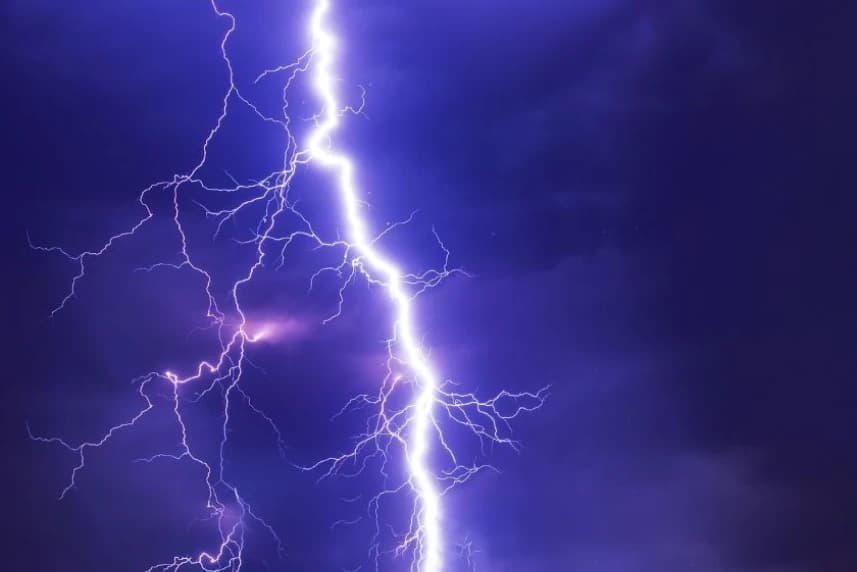 Uwaga! Dziś może zagrzmieć Piorun na tle granatowego nieba.